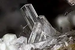 krystaly čirého afwillitu