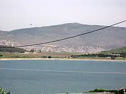 Vodní nádrž Bejt Netofa (Eškol), v pozadí město Kafr Manda