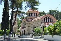 Kostel svatého Nektaria Eginského poblíž rhodské obce Archipolis. Pohled od ústí příjezdové cesty, v popředí snížené nádvoří