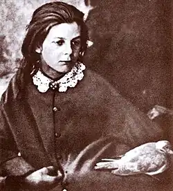 Lewis Carroll: Agnes Grace Weldová s holubicí, 1862