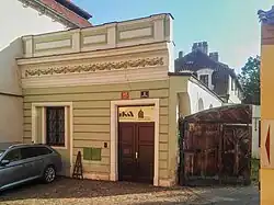 Západní průčelí přední budovy v Nosticově ulici