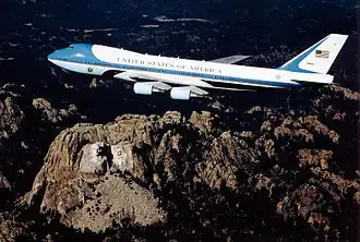 Boeing VC-25A letící nad památníkem Mount Rushmore