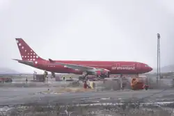 Červený letoun Airbus 330-200 společnosti Air Greenland.