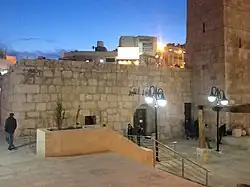 Noční pohled na vstup do mešity.