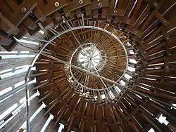 Pohled z paty rozhledny vzhůru na schodiště