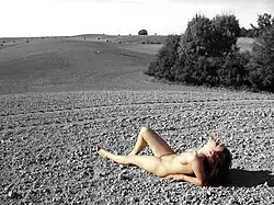 Ostré boční světlo vrhá stín