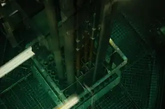 Pohled na aktivní zónu školního reaktoru VR-1 přes několik desítek centimetrů vody, která slouží jako moderátor, chladivo i stínění