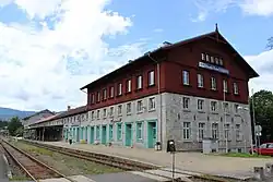 Nádraží Železná Ruda-Alžbětín, vlevo německá část, vpravo česká