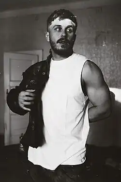 Alan Murin během natáčení videoklipu k písni „Still Love You“ v roce 2023.