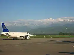 Vrcholky Zailijského Alatau z letiště v Almaty