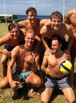 Aron Michael Ekberg s přáteli ve skupině Albatraoz