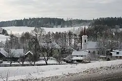 Pohled na obec s kaplí Nanebevzetí Panny Marie