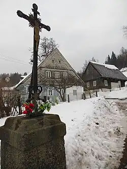 Kříž u domu č.p. 39 v Albrechticích