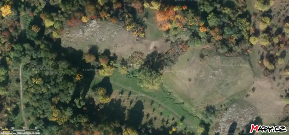 Letecký pohled na Albrechtův vrch. Na jižním úpatí jsou patrné meandry Prokopského potoka (14. října 2019)