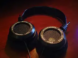 Sluchátka černé barvy.