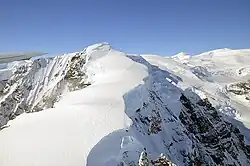 Letecký snímek horského hřebene na ostrově Alexandra I.