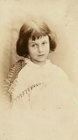 Lewis Carroll: Alice Liddellová, 1860, National Portrait Gallery, verze fotografie, 2002 NPG P991 (8)