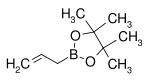 Pinakolester kyseliny allylboronové (2-allyl-4,4,5,5-tetramethyl-1,3,2-dioxaborolan)