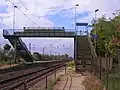 Pohled na nástupiště a nadchod.