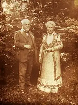 Alois Svoboda s manželkou na zahradě trojského zámku