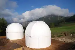 Dvě ze čtyř observatoří Alpine Astrovillage centra v Biosférické reservaci UNESCO "Val Müstair - Švýcarský národní park"