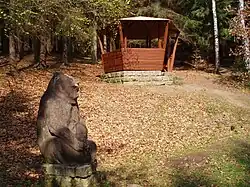 Altánek s medvědem u pramene