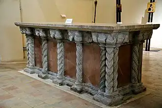 Románská oltářní menza v pinakotéce