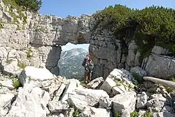 Schönberg skrz skalní okno Loserfenster
