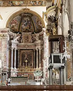 Presbytář a apsida