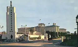 Vstupní brána hotelu, 1959