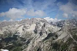 Nalevo v těsné blízkosti plochého masivu Tosa (pohled od východu z Cima Ghez)