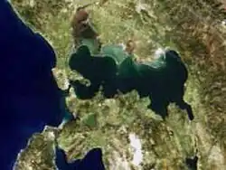 družicový snímek zálivu