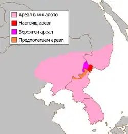 světle růžově = historické území, tmavě červeně = současný potvrzený výskyt, ostatní barvy = nejistý ale pravděpodobný výskyt