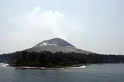 Pohled na zalesněnou východní část ostrova Anak Krakatau.