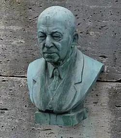 Busta Josefa Andera na rodinné hrobce