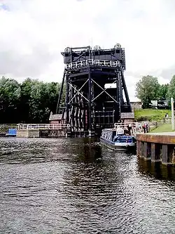 Pohled z řeky na výtah