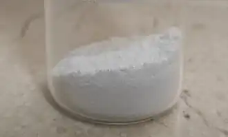 bezvodý chlorid lanthanitý