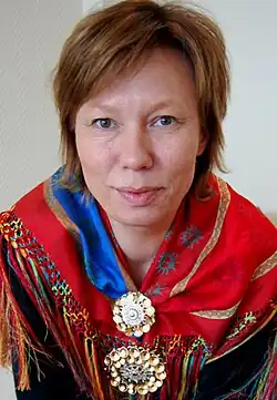 Žena v červeném oblečení s ozdobou na krku