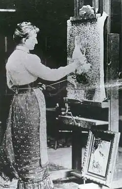 Anna Bochová v ateliéru (foto asi 1890)