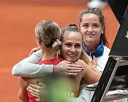 Vítězná Schmiedlová v objetí Rybárikové