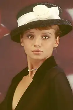 Foksal Web Studio: Anna Przybylska, portrét na barevném pozadí, 2008