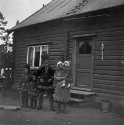 Anni a Olof Johannes Blind s dětmi před jejich novým, červeně malovaným statkem, Lønsdal, srpen 1954