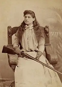 Annie Oakley, exhibiční střelkyně, asi 1880