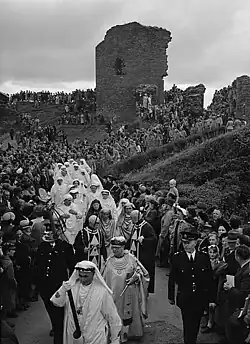 National Eisteddfod je největší a nejstarší oslavou velšské kultury, která je v Evropě jedinečná, protože každý rok navštěvuje jinou oblast Walesu. Eisteddfod doslovně znamená sezení (eistedd = sedět), snad odkaz na ručně vyřezávanou židli, která se tradičně uděluje nejlepšímu básníkovi v ceremonii „The Crowning of the Bard“.