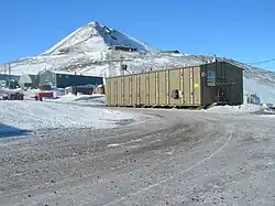 Polární výzkumné středisko McMurdo, řízené vládou USA, největší vědecká základna v Antarktidě. V pozadí je hora Observation Hill