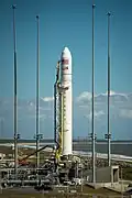 Raketa Antares s kosmickou lodí Cygnus na startovací rampě.
