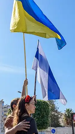 Ruská protiválečná vlajka a státní vlajka Ukrajiny v Limassolu 5. března 2022