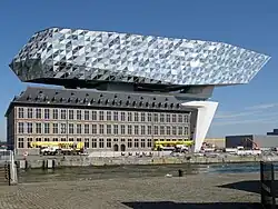 Původní stavba (dole) a nová nástavba (nahoře)