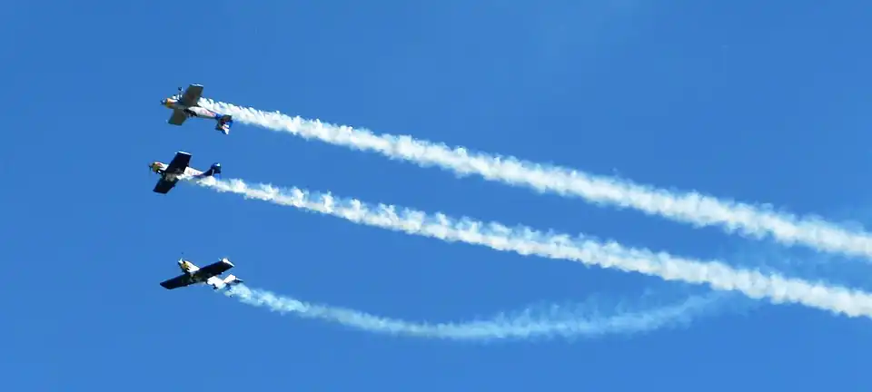 Apache roll v podání Flying Bulls. Radka Máchová a Miroslav Krejčí v zrcadlovém letu, Jiří Saller provádí výkruty okolo nich. Jaroměř 2014