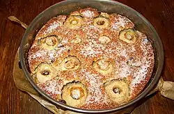 Německý jablkový koláč s celými jablky